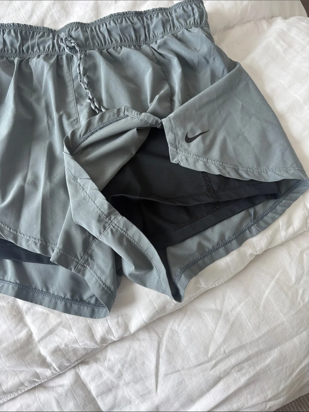 Nike Women’s Gray Elastic Waist Athletic Shorts with Inner Liner